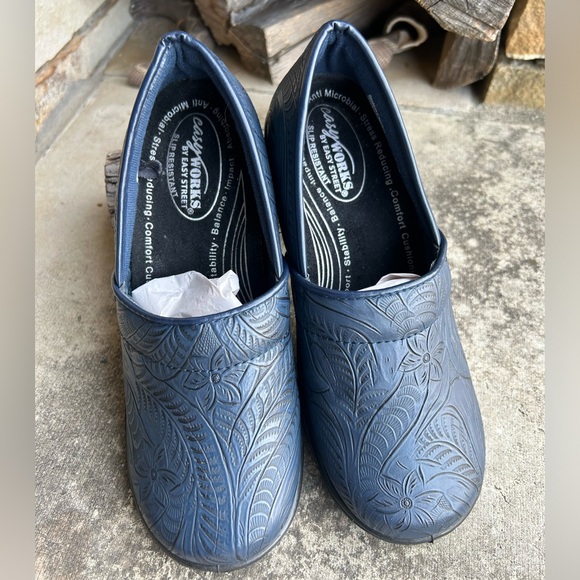 Navy Embossed Slip-On Shoes by Easy Street Lyndee Slip Resistant clogsSz-7.5W. L - Picture 3 of 13